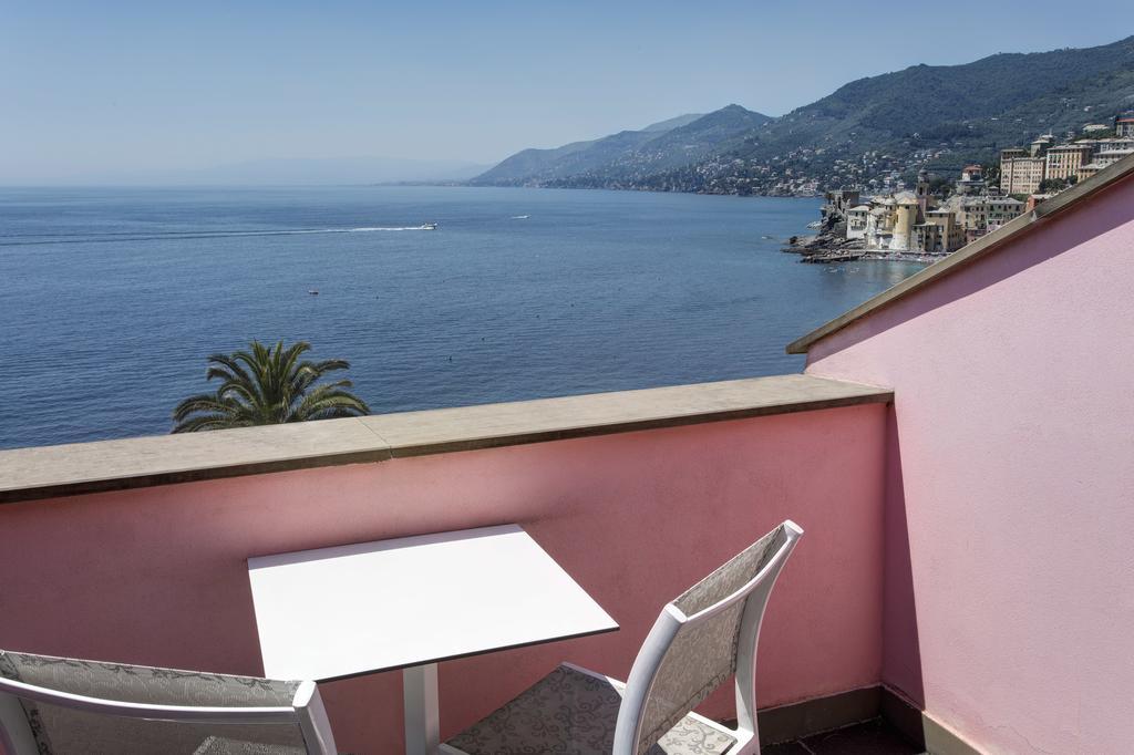 Camera Matrimoniale con Balcone e Vista Mare